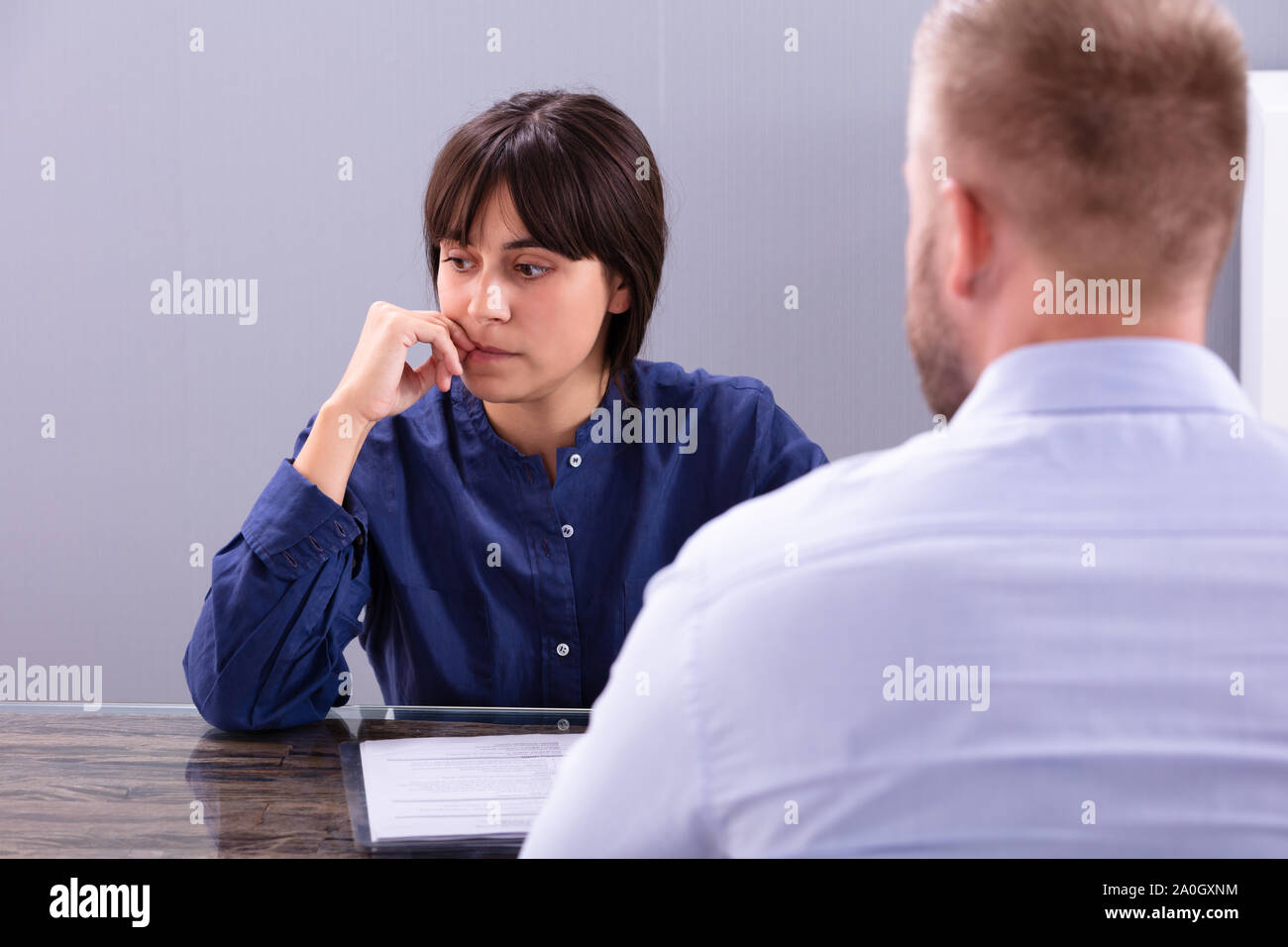 Gesorgt nachdenkliche Geschäftsfrau im Interview im Büro Stockfoto