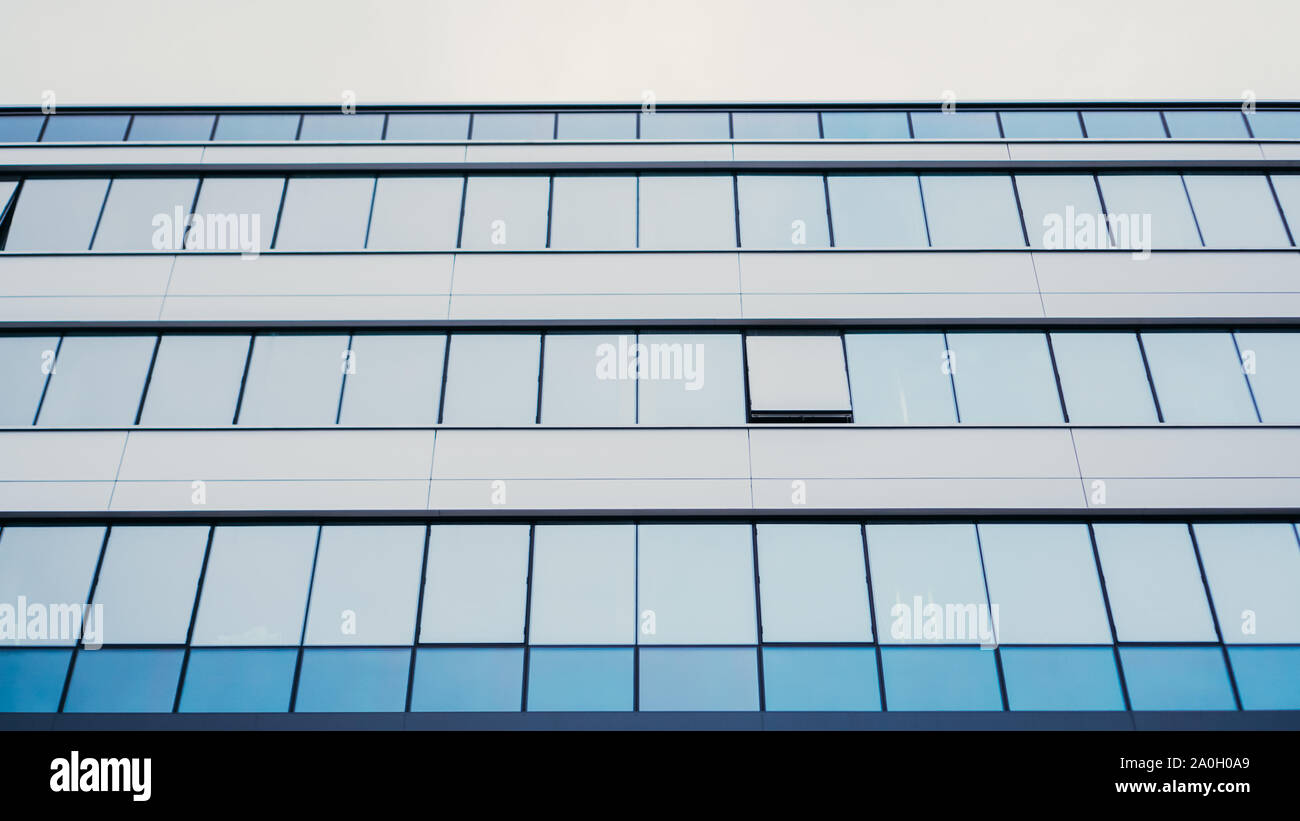 Perspektive und Unterseite Winkel zur strukturierten Hintergrund zeitgenössischer Gebäude aus Glas Stockfoto