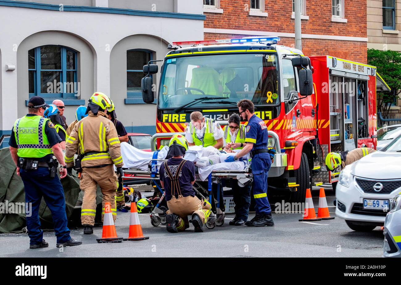 Feuerwehrleute, Polizisten und Sanitäter Rettung eine Frau in ihrem Auto bei einem Verkehrsunfall in der Hobart CBD eingeklemmt Freitag, den 20. September 2019 Stockfoto