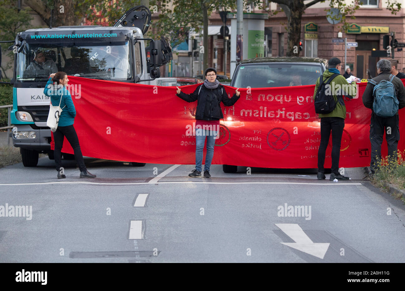 20. September 2019, Hessen, Frankfurt/Main: Demonstranten aus verschiedenen Aktionsgruppen block Traffic am Baseler Platz. Die Demonstranten folgen dem Aufruf der Bewegung Freitags für Zukunft und wollen für mehr Klimaschutz zu kämpfen. Sie wollen die Aufrufe zu Streiks und Proteste in der ganzen Welt. Foto: Boris Roessler/dpa Stockfoto