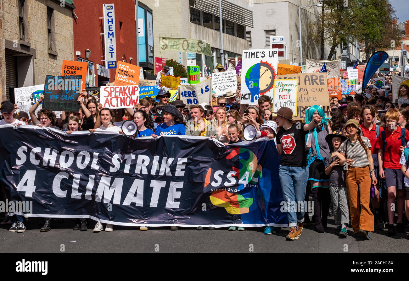 Über 20.000 Menschen, Eltern und Kinder stellte sich heraus, dass für die Schulen Klima Streik außerhalb des Parlaments in Hobart, Tasmanien Freitag, 20. September Stockfoto