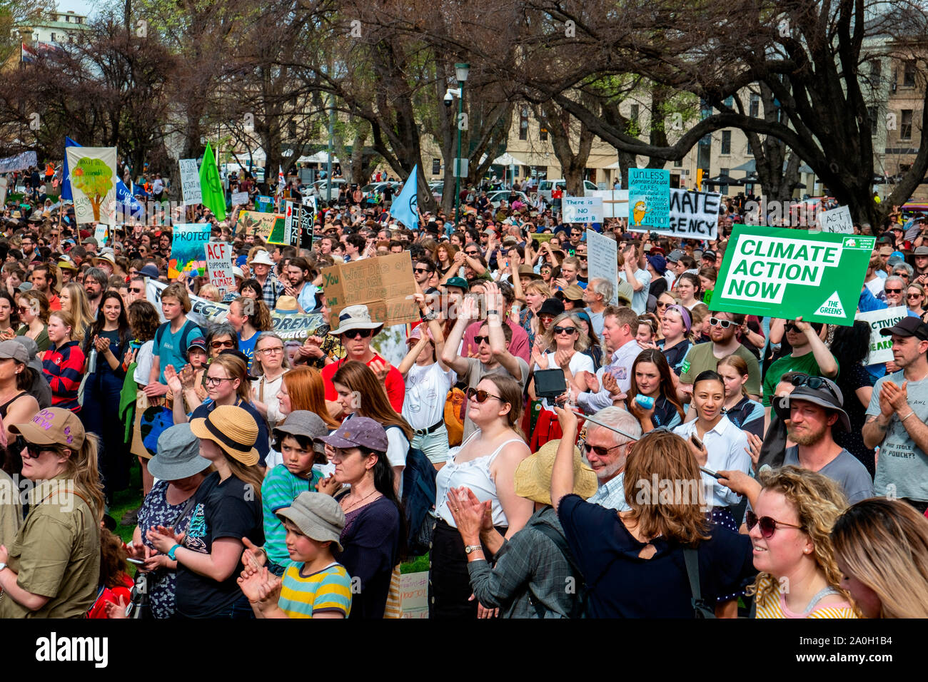 Über 20.000 Menschen, Eltern und Kinder stellte sich heraus, dass für die Schulen Klima Streik außerhalb des Parlaments in Hobart, Tasmanien Freitag, 20. September Stockfoto