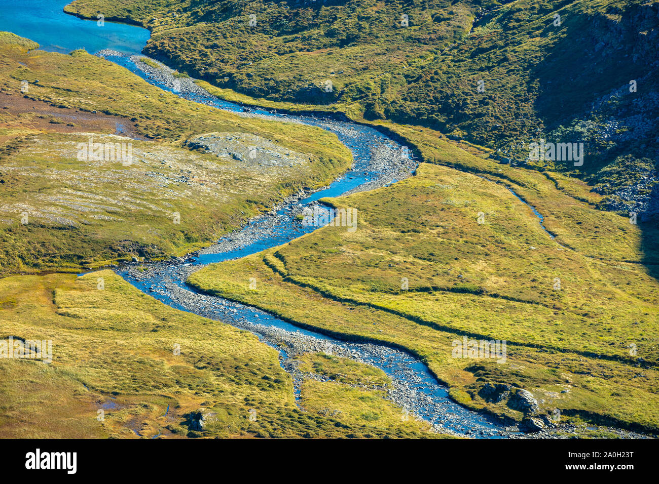 Ein gewundener Fluss in einem Bergtal. Schöne arktische Natur. Natürliche Landschaft Stockfoto