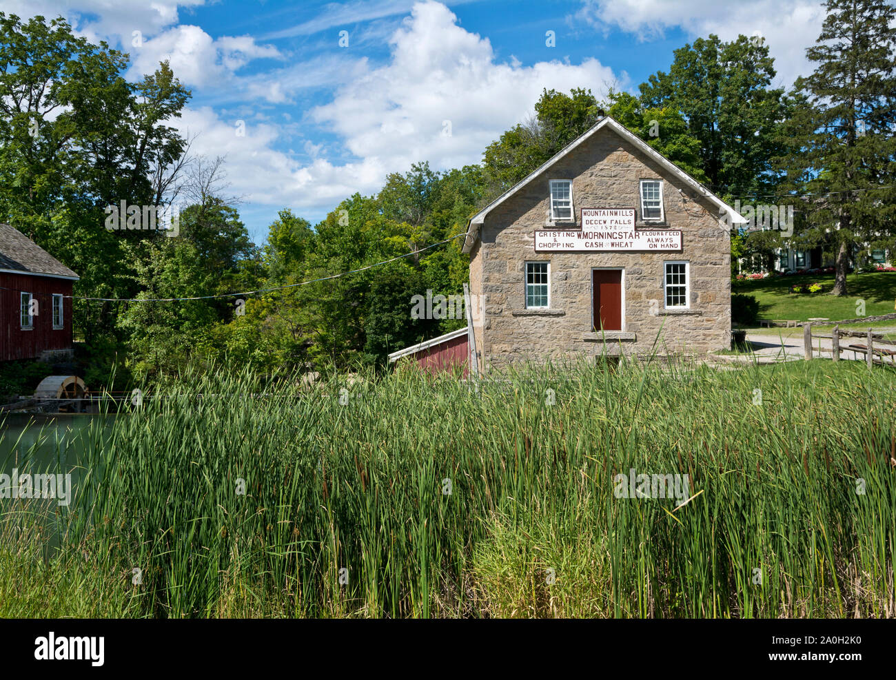 Historische Morningstar Mühle durch Decew fällt in St. Catharines, Ontario, Kanada. Stockfoto