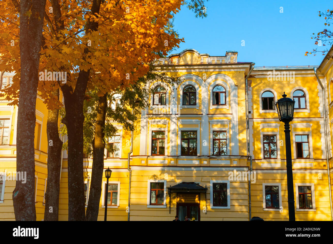 In Weliki Nowgorod, Russland - 17. Oktober 2018. Nowgorod regionale Hochschule der Künste nach Komponist S. Rachmaninow in Weliki Nowgorod, Russland, Herbst vi genannt Stockfoto