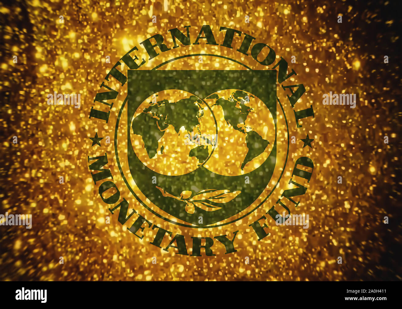 Symbol des Internationalen Währungsfonds und Gold im Hintergrund. Stockfoto