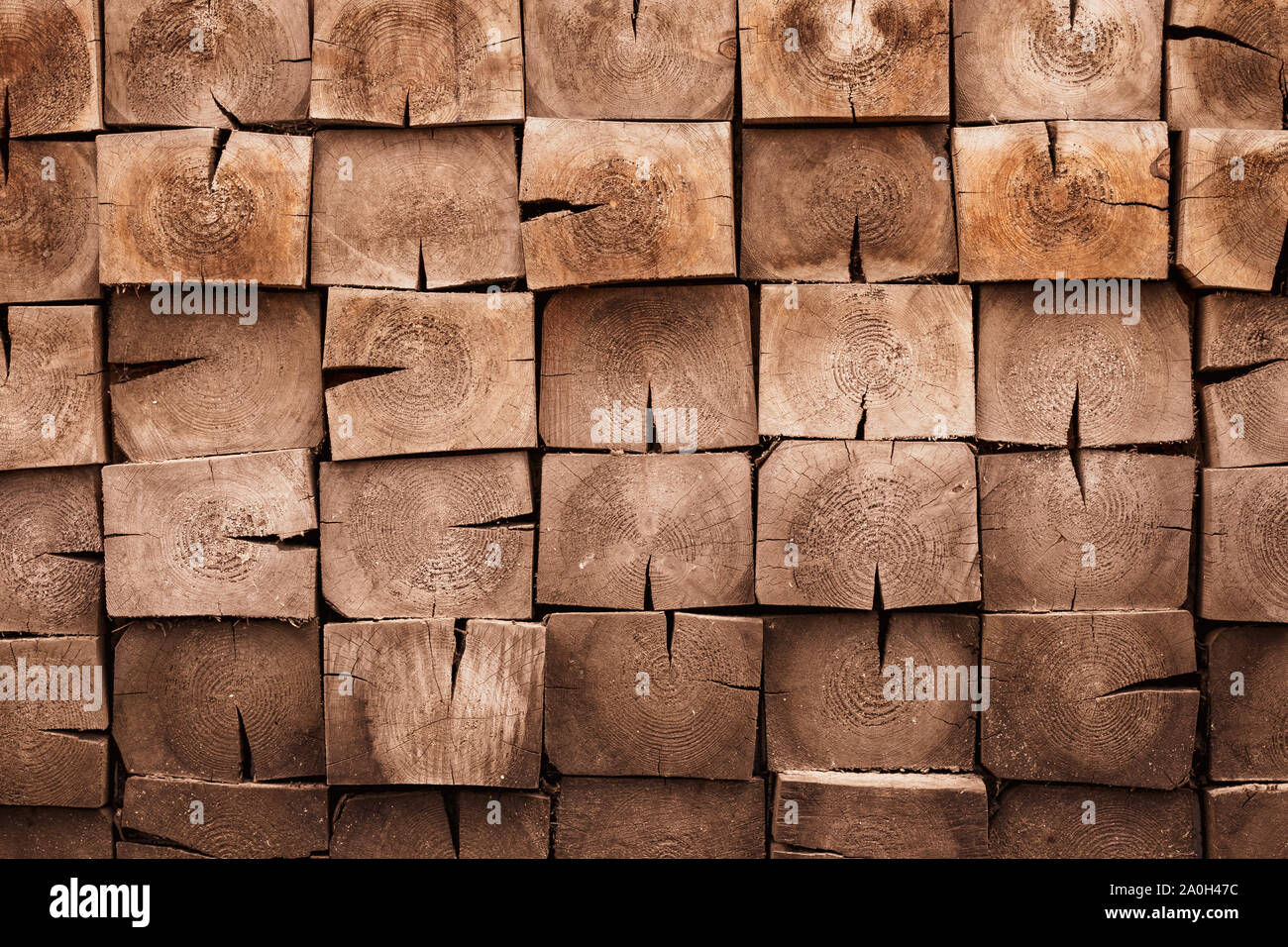 Natürliche Holz- Hintergrund. Kantholz Oberfläche. Vintage Holz Muster, Wand Textur. Dunkel verwitterte Hartholz, antiken Board, auf unebenem Boden. Retro Eiche f Stockfoto