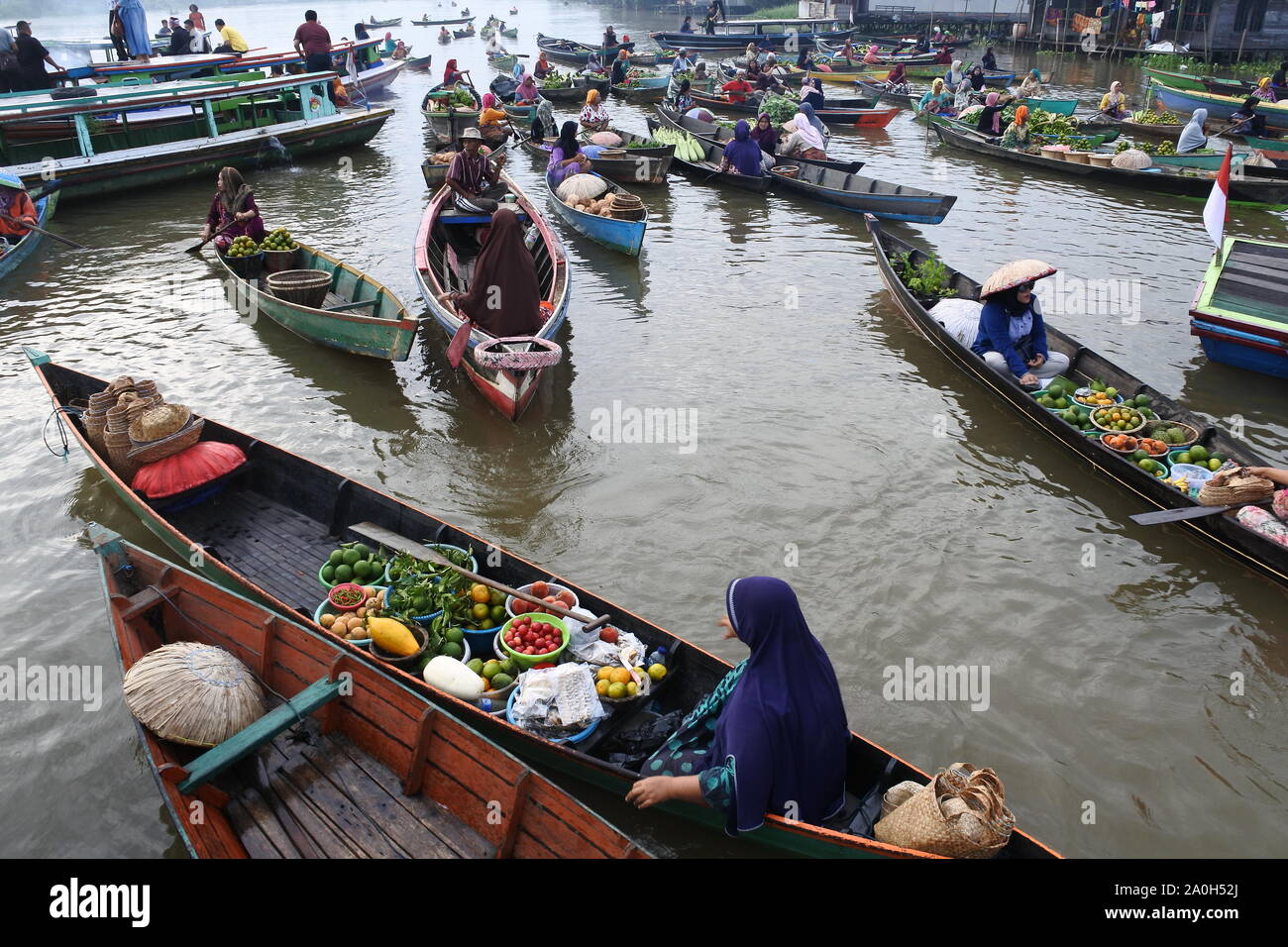 Banjarmasin, Kalimantan, Indonesien - 18. September 2018: die Frauen von Lok Baintan (Dorf) Verkauf an der Jukung Stockfoto