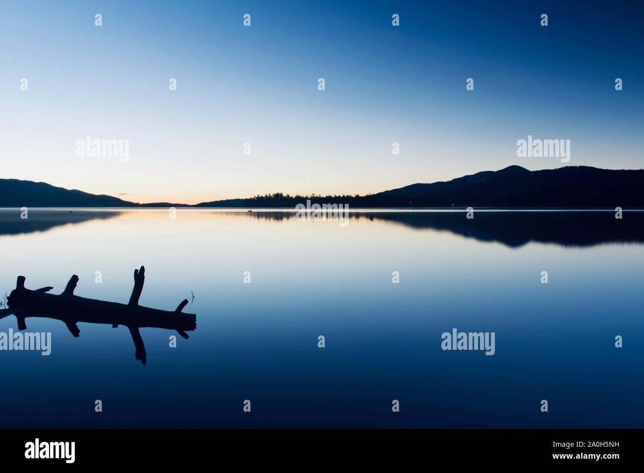 Ruhe vor der Sonne in Big Bear Lake steigt. Völlig ruhige Wasseroberfläche. Stockfoto