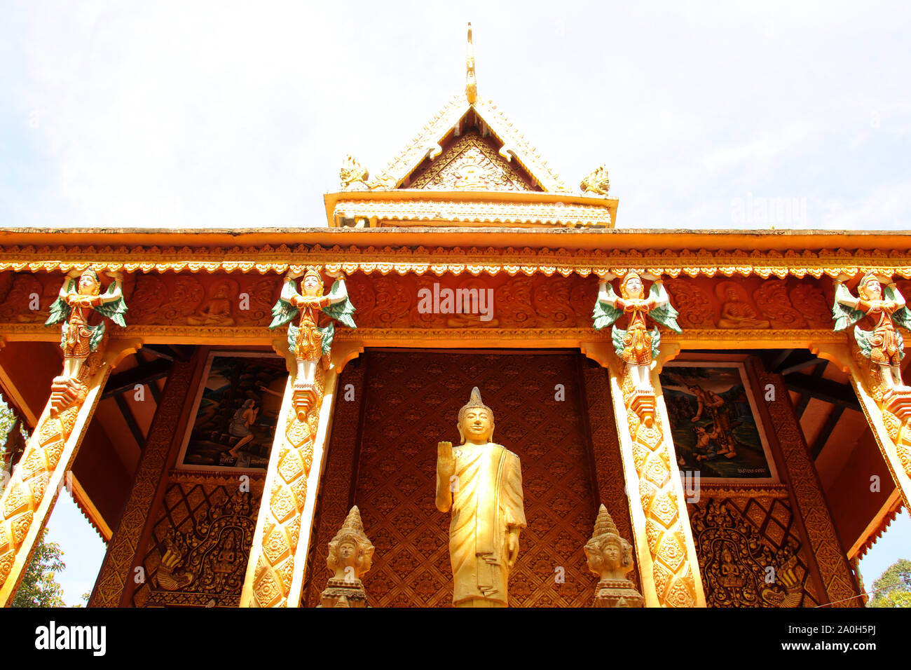 Blick aus der unteren Perspektive auf Chua Phu Ly, einen Khmer- oder kambodschanischen buddhistischen Tempel in Can Tho, Vietnam Stockfoto