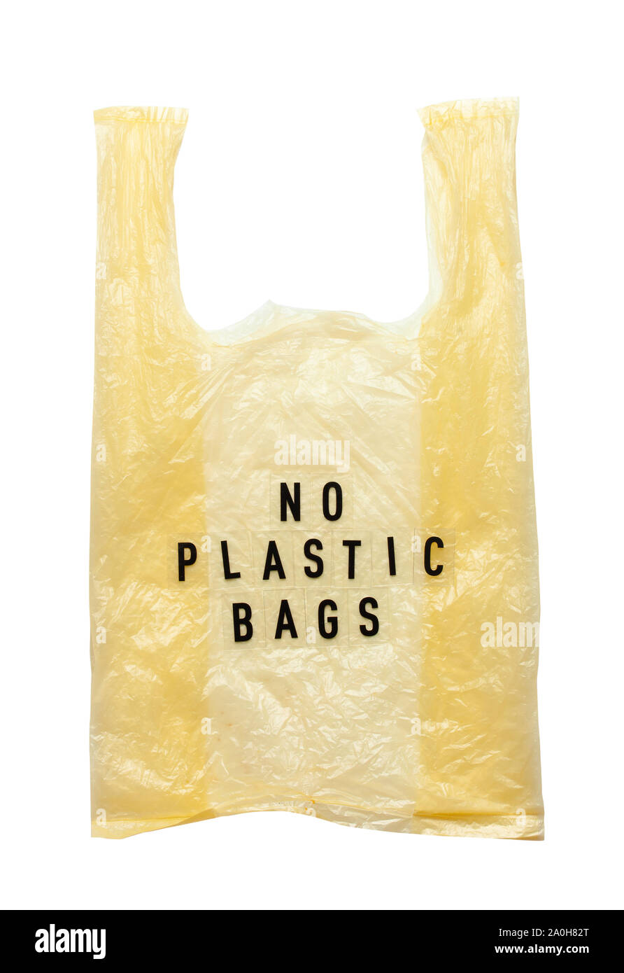 Gelbe Plastiktüten vor einem weißen Hintergrund isoliert. Keine Plastiktüten. Umweltverschmutzung durch Einwegbeuteln, Recycling. Stockfoto
