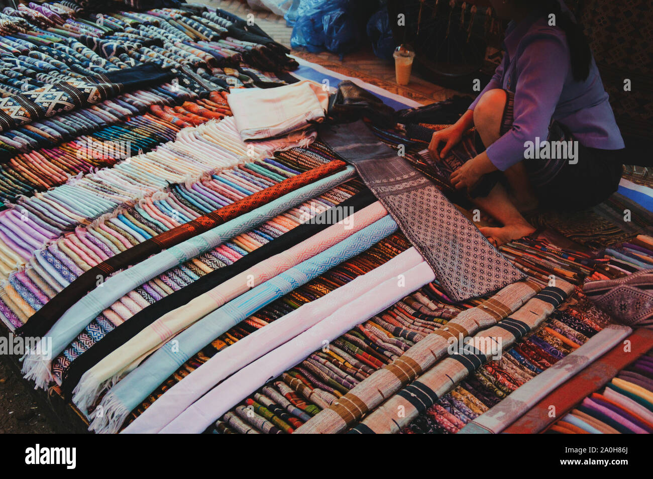 Straße Markt Anbieter in der Luang Prabang Night Market, die traditionelles Seide und Lampen als Souvenirs an Touristen Stockfoto