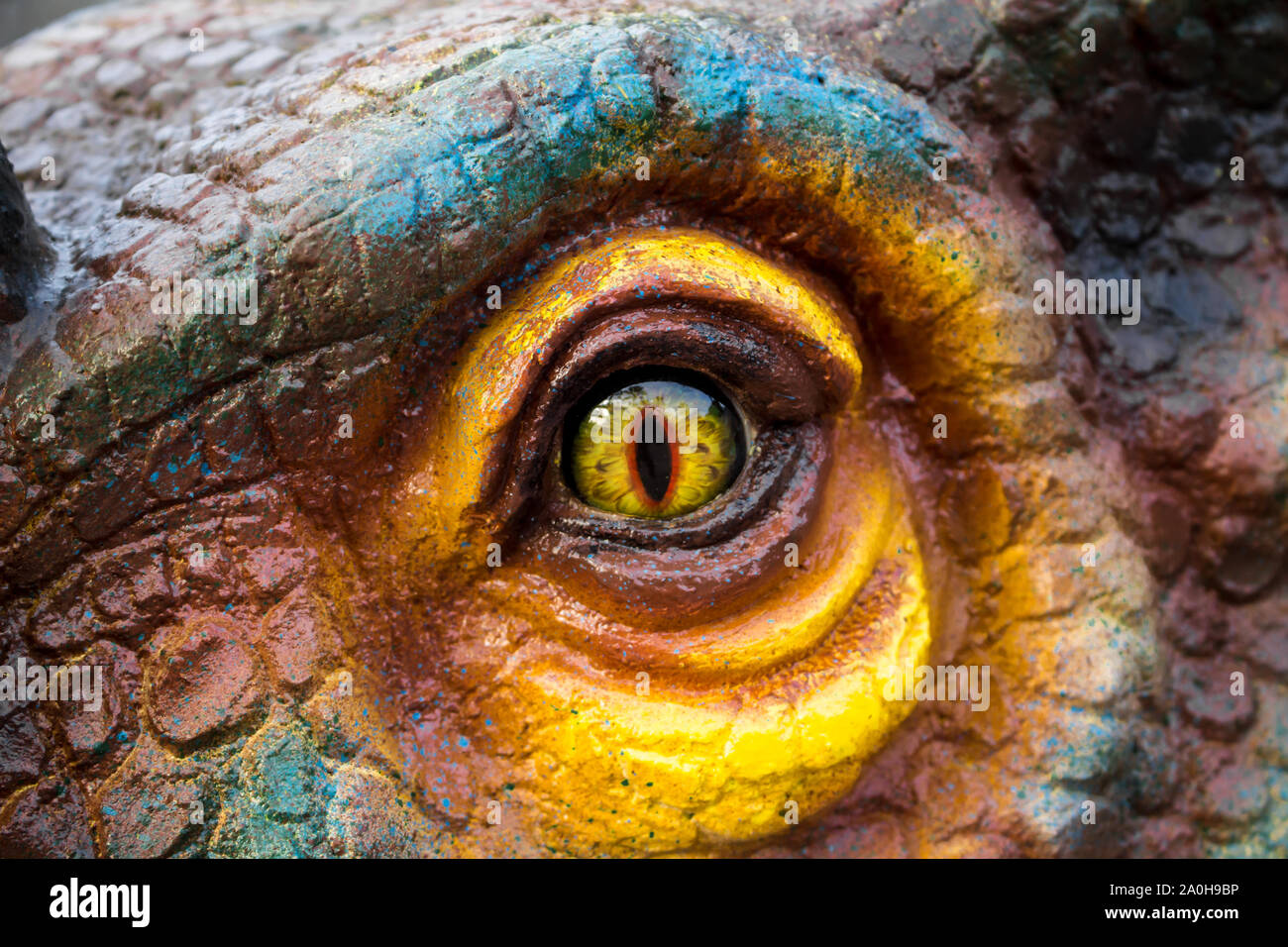 Dinosaurier Jäger starrte mit schrecklichen gelben Augen. Stockfoto