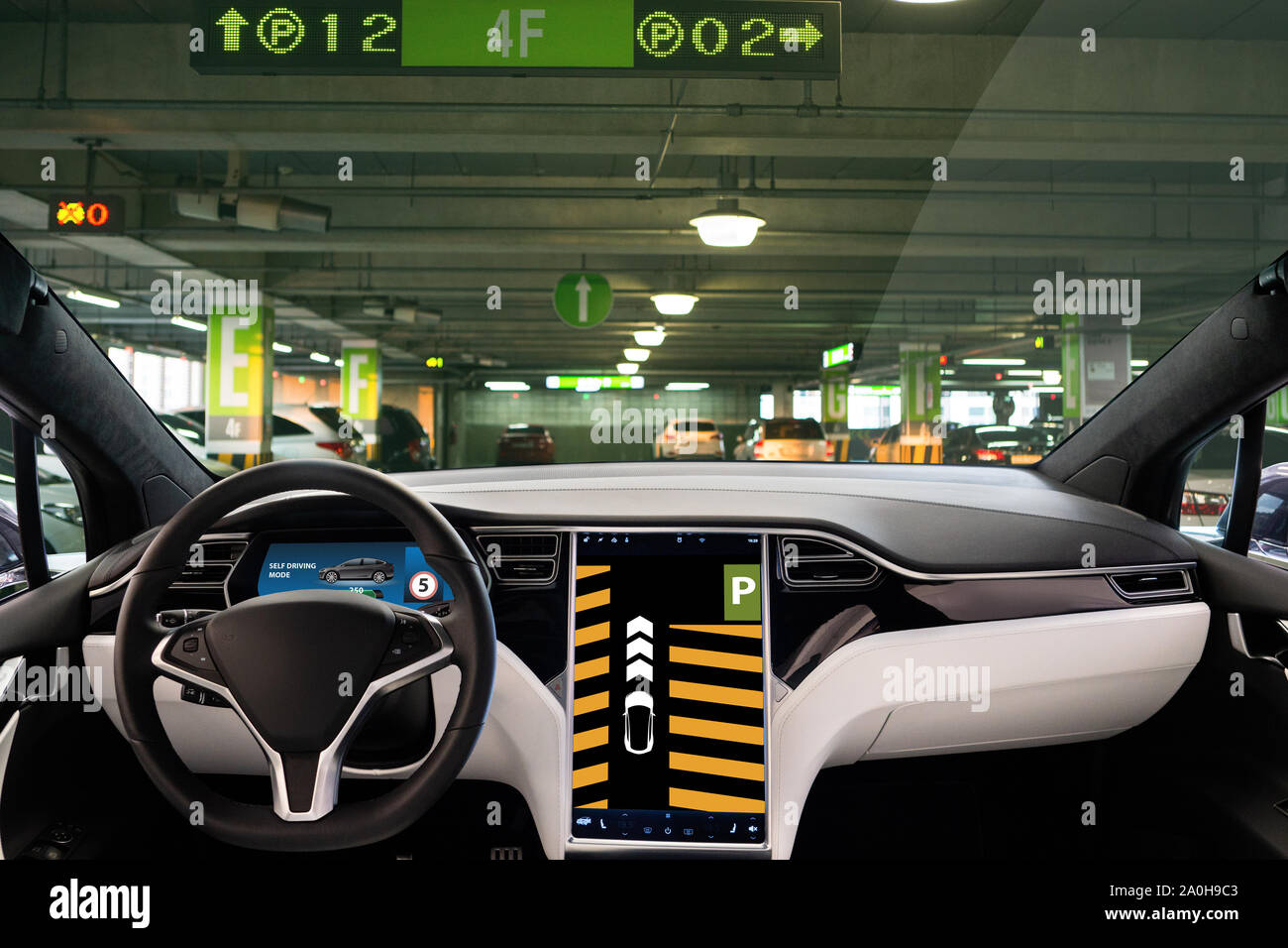 Selbstfahrer Auto parken im autonomen Modus Stockfoto
