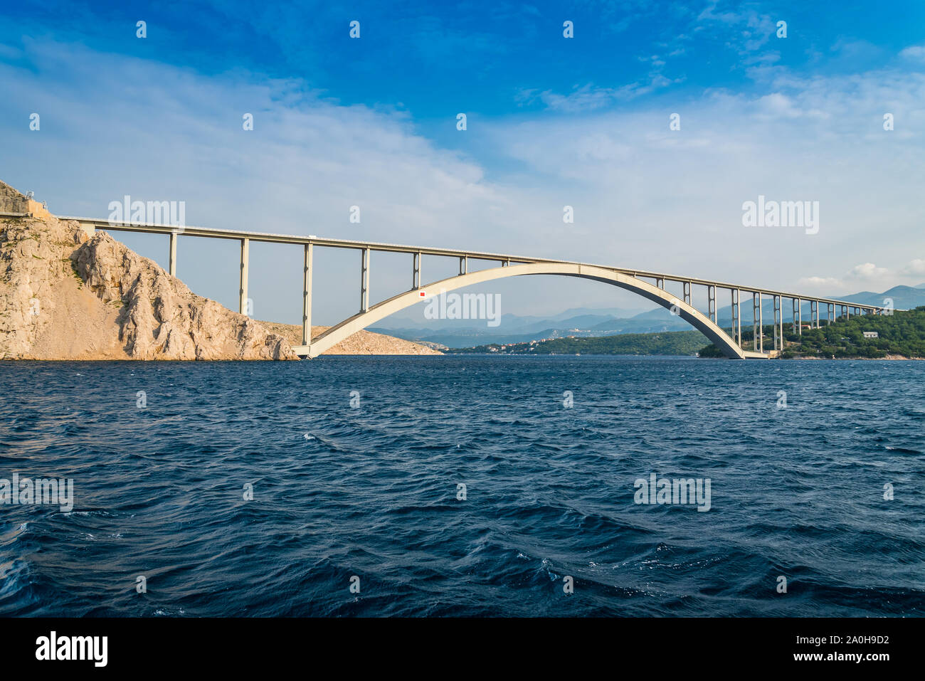Brücke zur Insel Krk unter blauem Himmel an einem sonnigen Sommertag. Krk ist die größte Insel der Kroatischen Küste der Adria. Reisen Landschaft Stockfoto