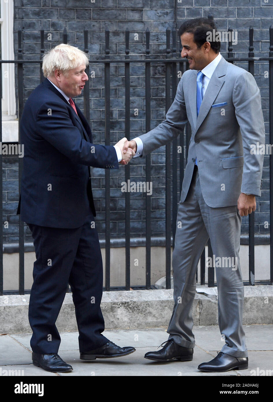 Premierminister Boris Johnson begrüßt, der Emir von Katar, Scheich Tamim Bin Hamad Al Thani, 10 Downing Street, London, vor einem bilateralen Treffen. Stockfoto