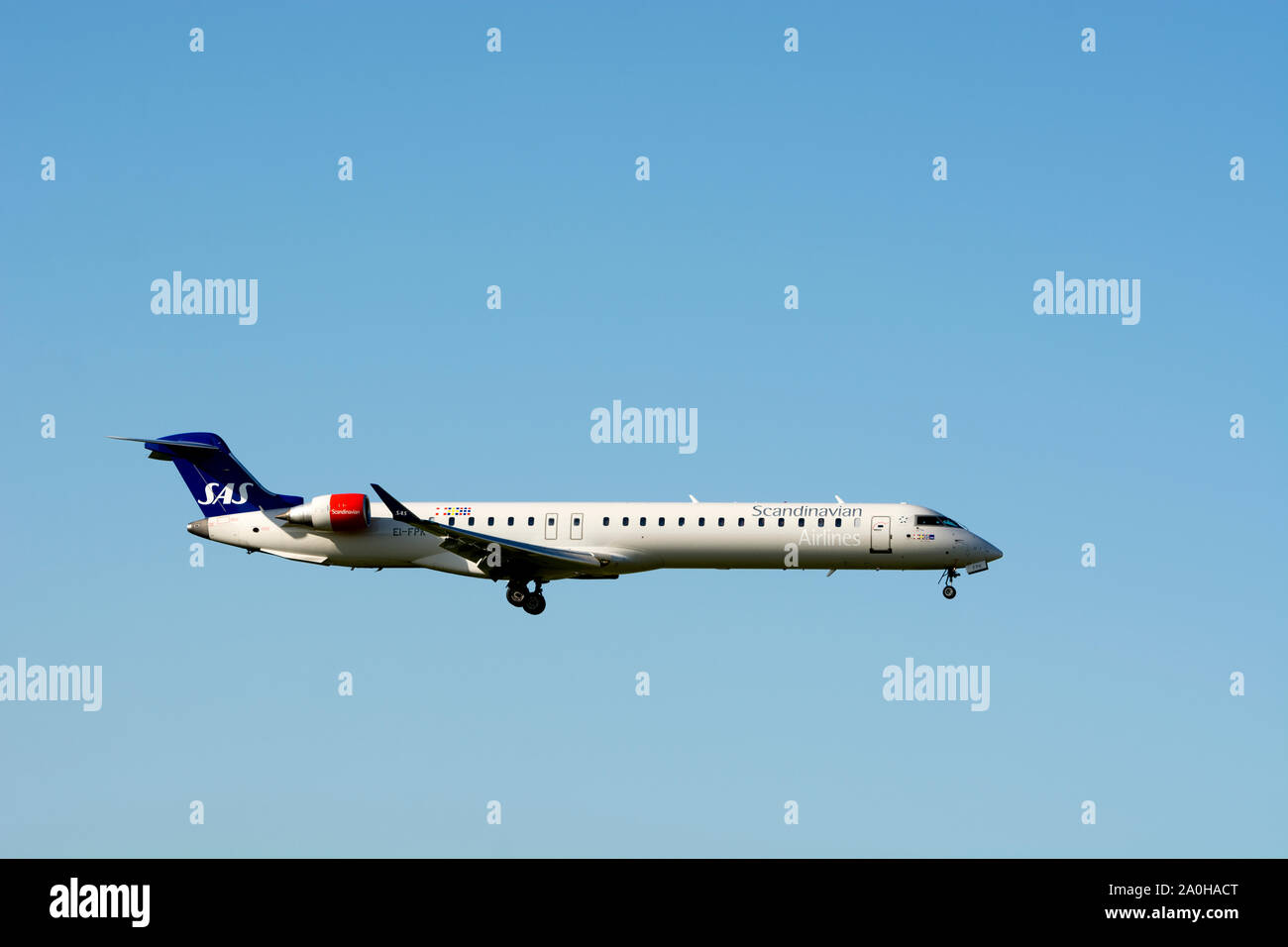Scandinavian Airlines Bombardier CRJ-900LR Landung am Flughafen Birmingham, UK (EI-FPK) Stockfoto