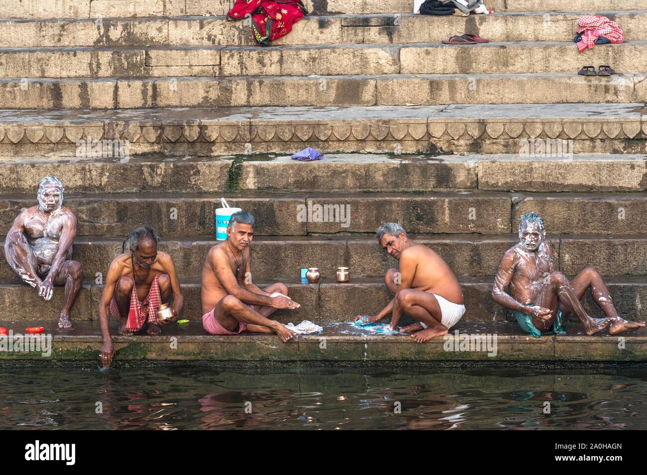 Indische Leute baden auf einem Ghat, Varanasi, Uttar Pradesh, Indien Stockfoto