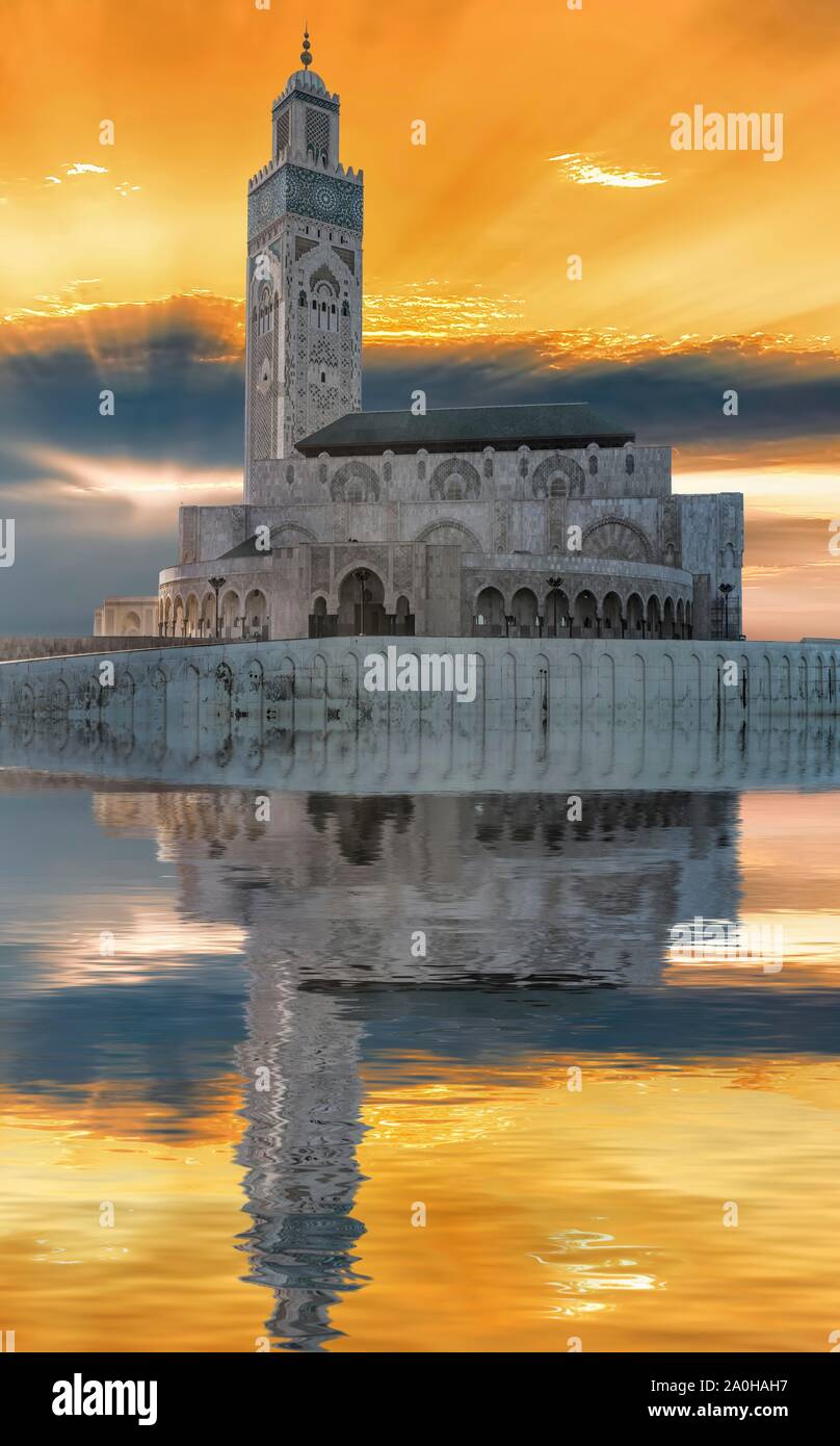 Atmosphärische Sonnenuntergang mit Spiegelbild im Wasser, die Moschee Hassan II., Casablanca, Marokko Stockfoto