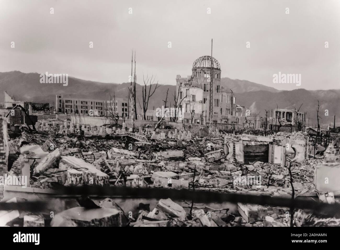 Historische Schwarz-Weiß-Fotografie, Ruinen mit den Atombombendom nach dem Abwurf der Atombombe auf Hiroshima, Hiroshima Peace Memorial Museum Stockfoto