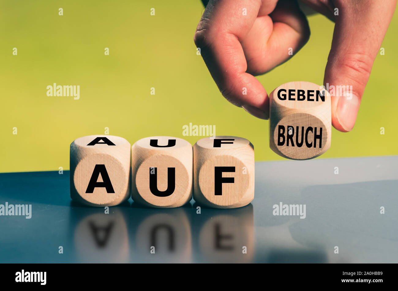 Hand einen Würfel und Änderungen das deutsche Wort "11.08.09' ('aufgeben" in englischer Sprache), um den 'Aufbruch' ('neue Anfänge" in Englisch). Stockfoto