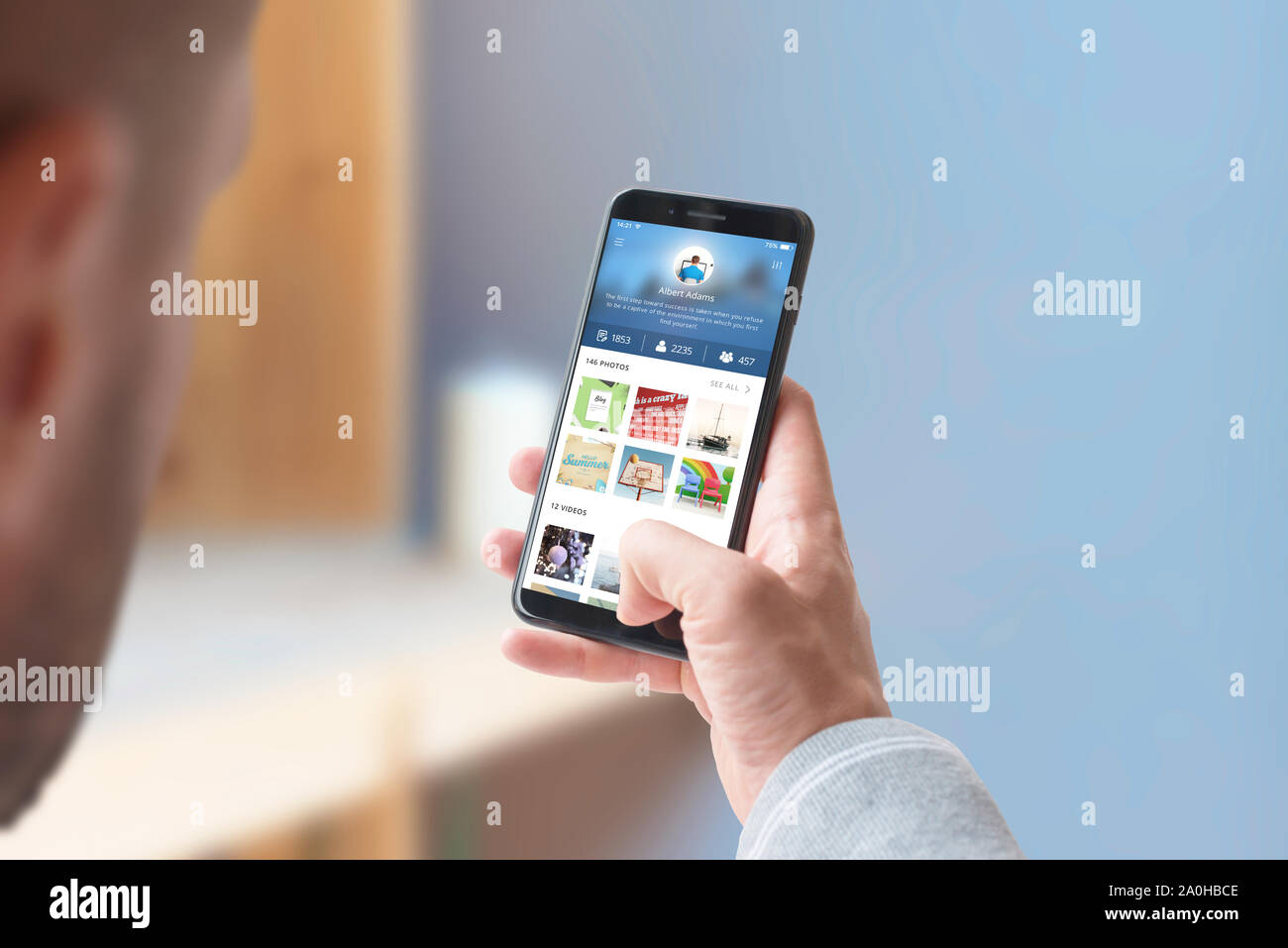 Das Konzept der Verwendung von sozialen Netzwerken auf einem Mobiltelefon. Konzeptionelle app Design. Close-up. Stockfoto Das Konzept der Verwendung von sozialen Netzwerken auf einem Mobiltelefon. Konzeptionelle app Design. Close-up. Stockfoto