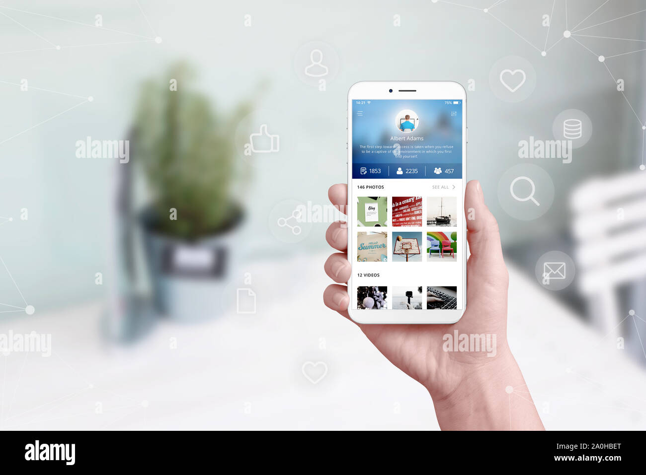 Soziales Netzwerk app Konzept auf Handy in Hand mit Konzept Symbole und Netzwerk umgeben. Stockfoto