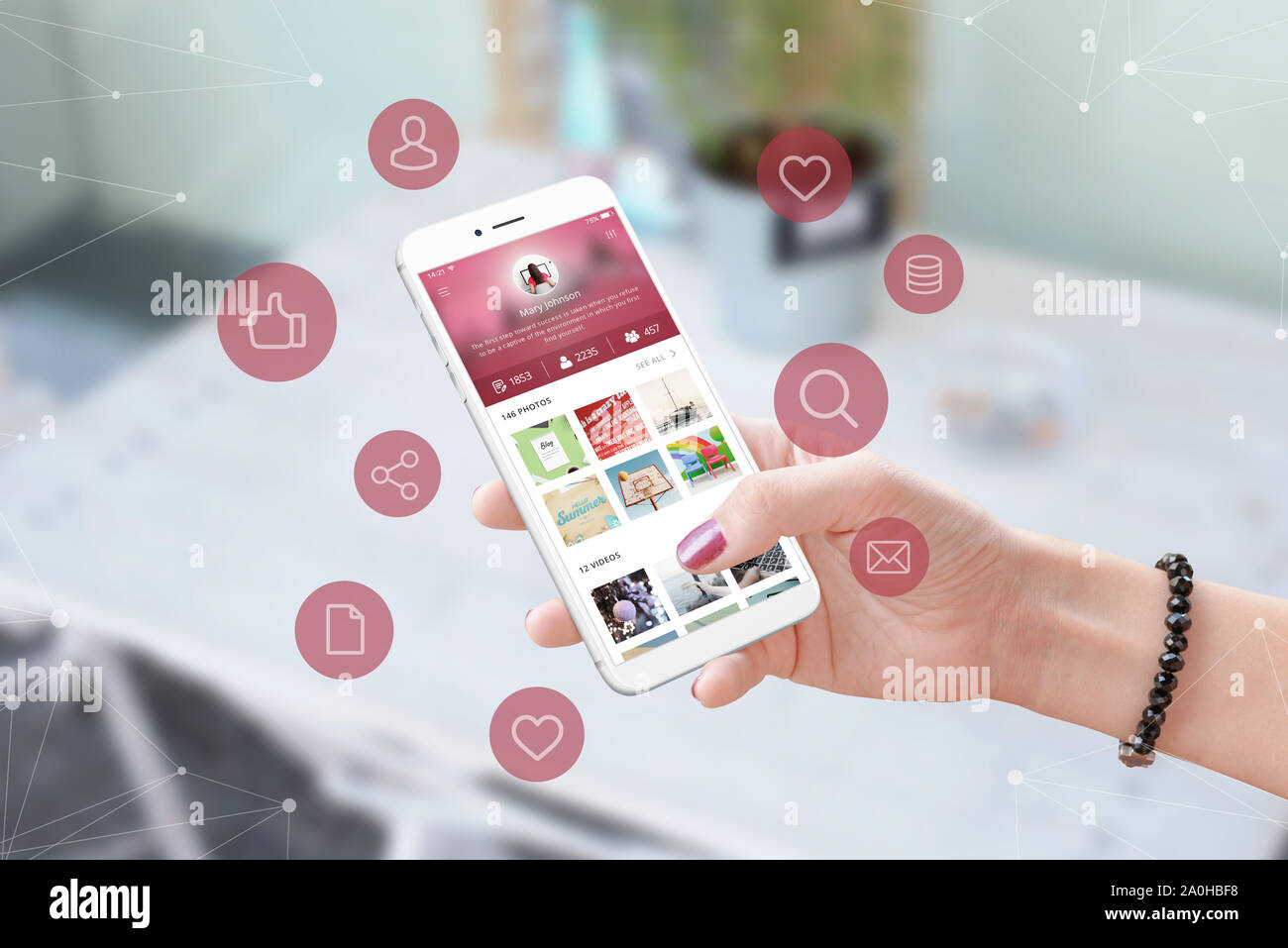 Frau, die Smart Phone und sozialen Netzwerk app verwenden. Konzeptionelle Symbole und Netzwerk Neben. Close-up. Stockfoto