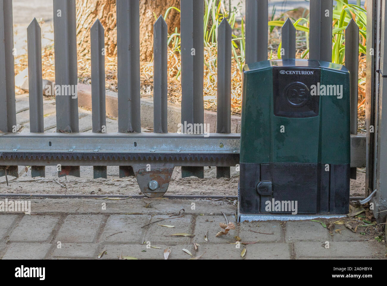 Alberton, Südafrika - ein Hauptmann elektrisches Tor Motor für eine  automatisierte elektrische Residential gate Bild im Querformat  Stockfotografie - Alamy