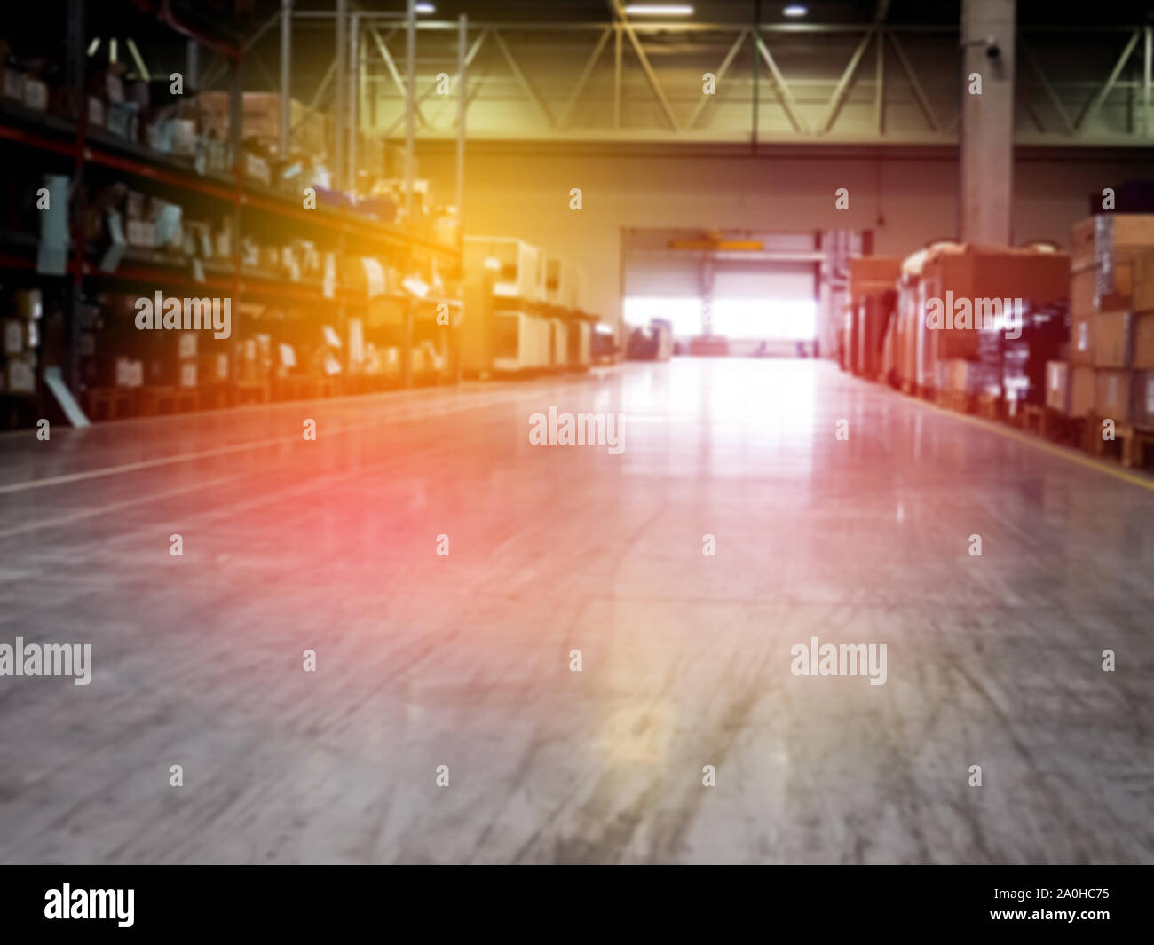 Lager Industrie- und Logistikunternehmen. Unscharfe, viele Kisten, kommerziellen Lager. Kisten und Kästen in den Regalen der drei Geschichte bereit. Th Stockfoto