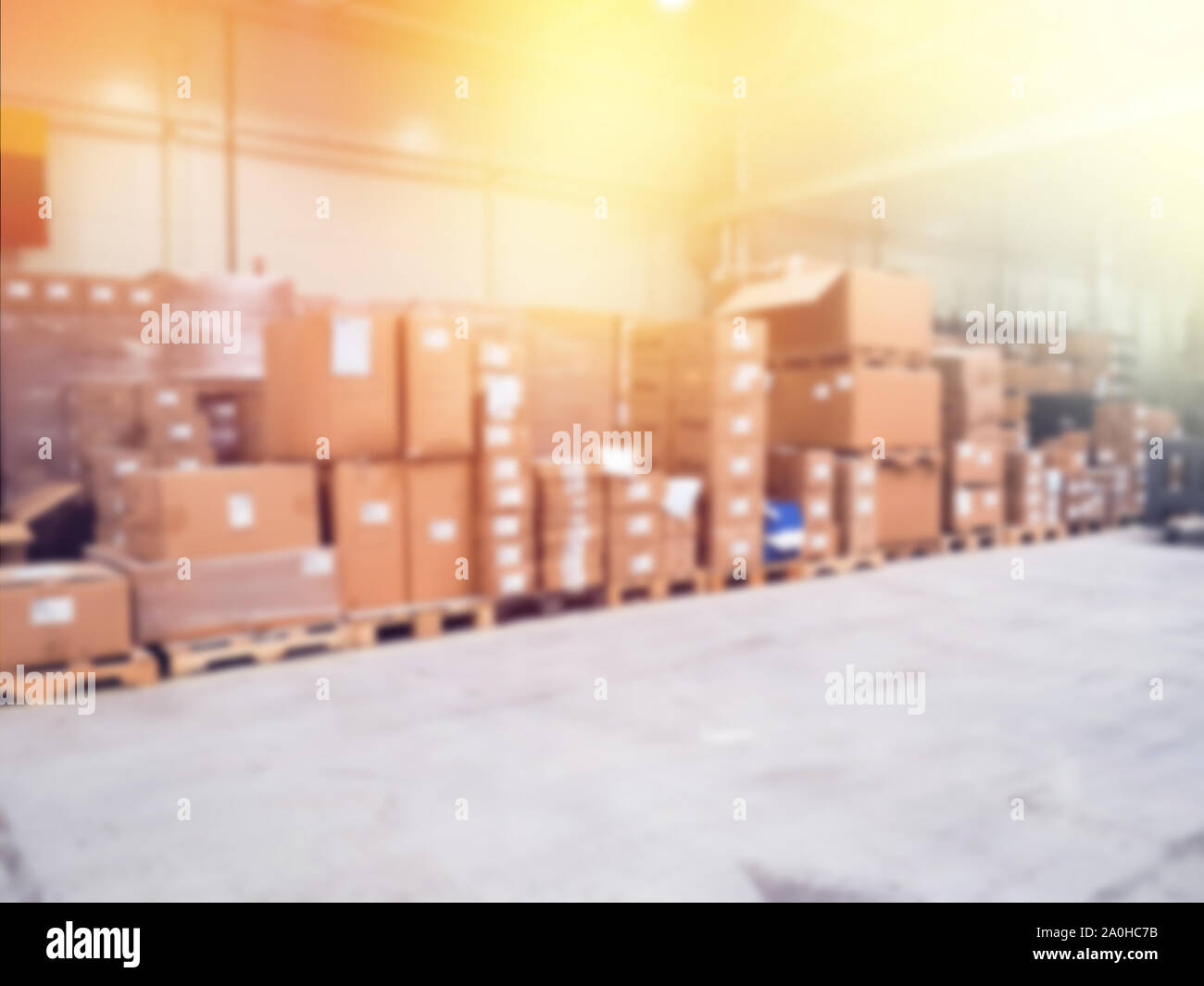 Lager Industrie- und Logistikunternehmen. Unscharfe, viele Kisten, kommerziellen Lager. Kisten und Kästen in den Regalen der drei Geschichte bereit. Th Stockfoto