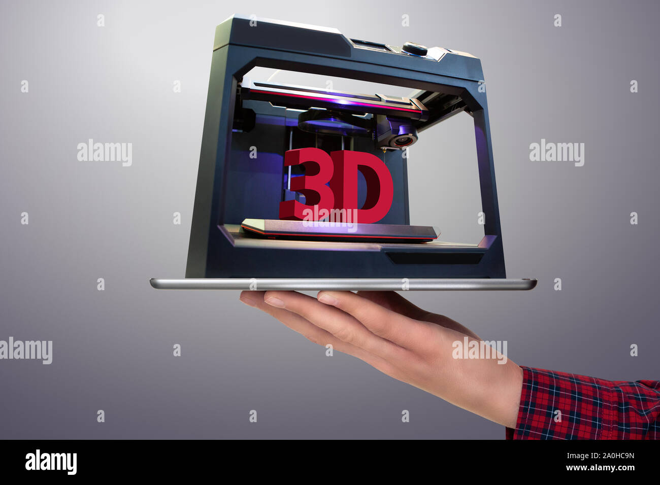 Mann mit einem digitalen Tablet-PC mit 3d-Drucker Stockfoto