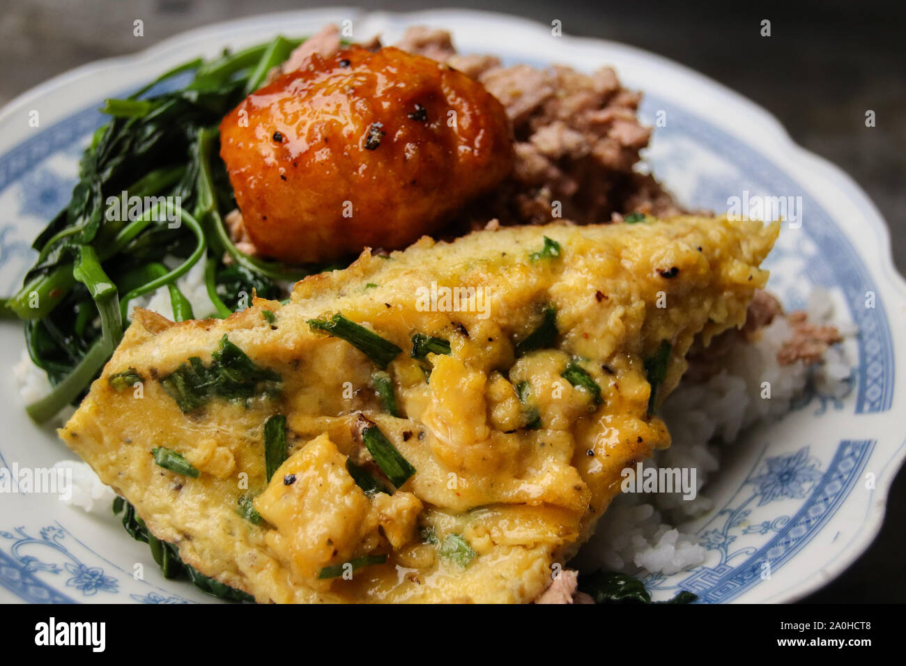 Eine Schüssel mit authentischer vietnamesischer Mahlzeit von trung Hap va chien Nuoc cham oder gebratenes hartgekochtes Ei und trung Chien oder Omelett mit Reis Stockfoto