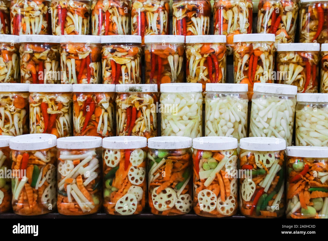 Dua Chua oder Do chua (vietnamesisch eingepickte Veganables) und Hanh Dam (vietnamesisch eingepickte Schalotten oder Zwiebeln) auf dem lokalen Markt in Pleiku, Vietnam verkauft Stockfoto