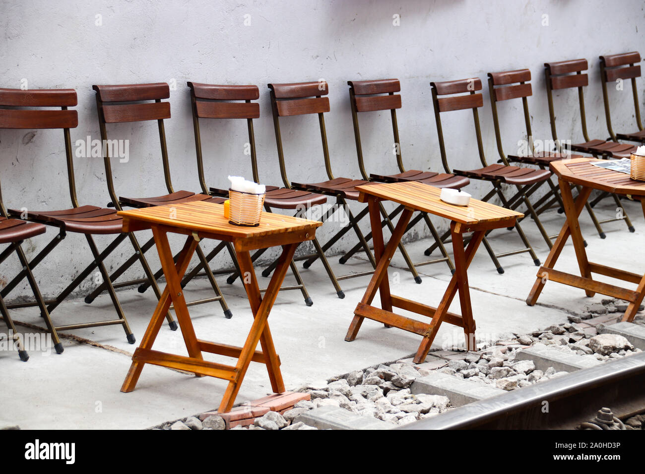 Train Street Café in Hanoi City, eine der berühmten Touristenattraktionen der Stadt, die die Café-Kultur Vietnams zeigt Stockfoto