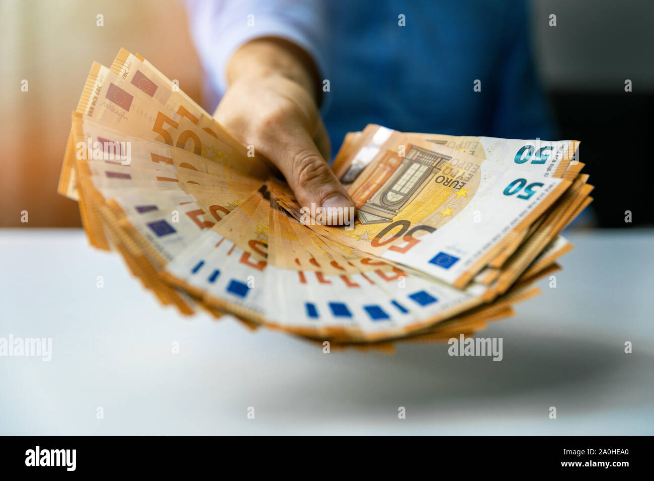 Konsumkredit oder Preisgeld Konzept hand mit Euro Banknoten Stockfoto