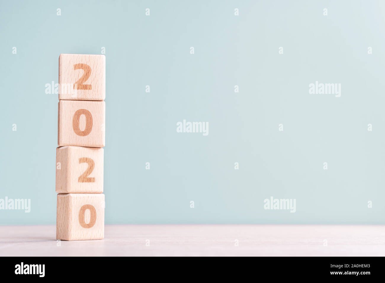 Abstract 2020 Konzept - geometrische Holzblöcke Würfel auf Holztisch und geringer Sättigung grau grün Hintergrund, Nahaufnahme, kopieren. Stockfoto