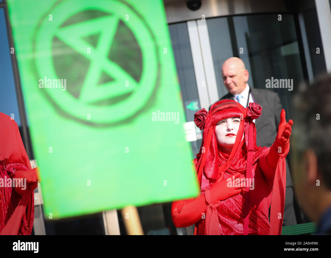 Southampton, Großbritannien, 20. September 2019. Aussterben Rebellion' Rote Rebellen und Klimawandel Aktivisten protestieren außerhalb des Karnevals in Southampton, bevor sie durch die Straßen von Southampton marschieren als Teil der globalen Streik internationalen Protest. Kredit Stuart Martin/Alamy leben Nachrichten Stockfoto