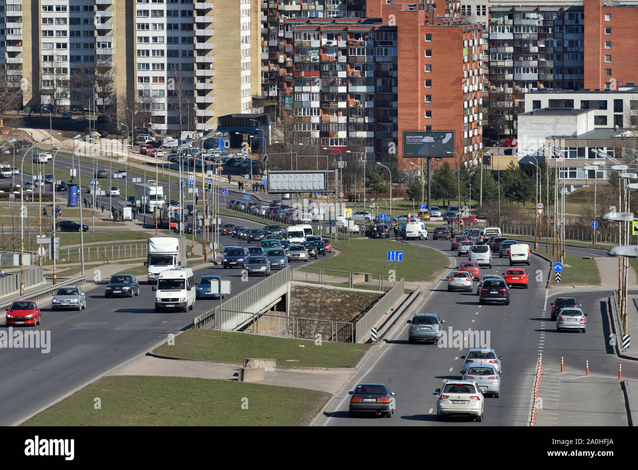 Vilnius, Litauen - 02 April: Verkehr, Autos auf der Autobahn unterwegs in Vilnius am April 02, 2018. Vilnius ist die Hauptstadt Litauens und seine größte Stadt. Stockfoto