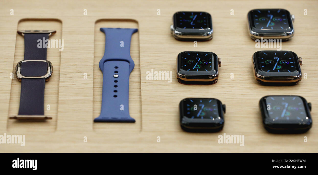 Apple Watch 5 Uhren auf Anzeige während der Apple iPhone 11 und Apple Watch 5 Start auf der Tech giant Flagship Store in der Regent Street in Central London. Stockfoto