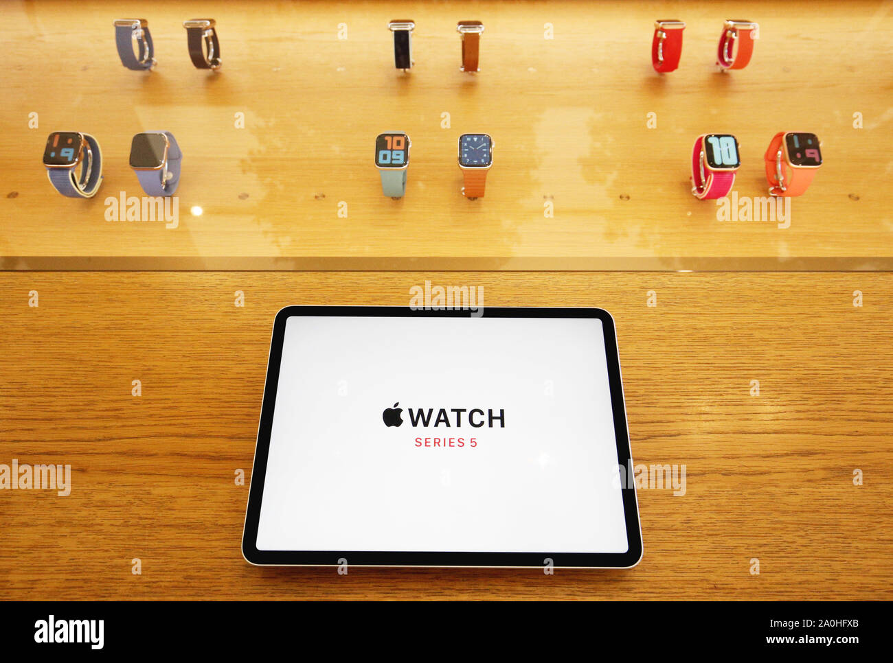 Apple Watch 5 Uhren auf Anzeige während der Apple iPhone 11 und Apple Watch 5 Start auf der Tech giant Flagship Store in der Regent Street in Central London. Stockfoto