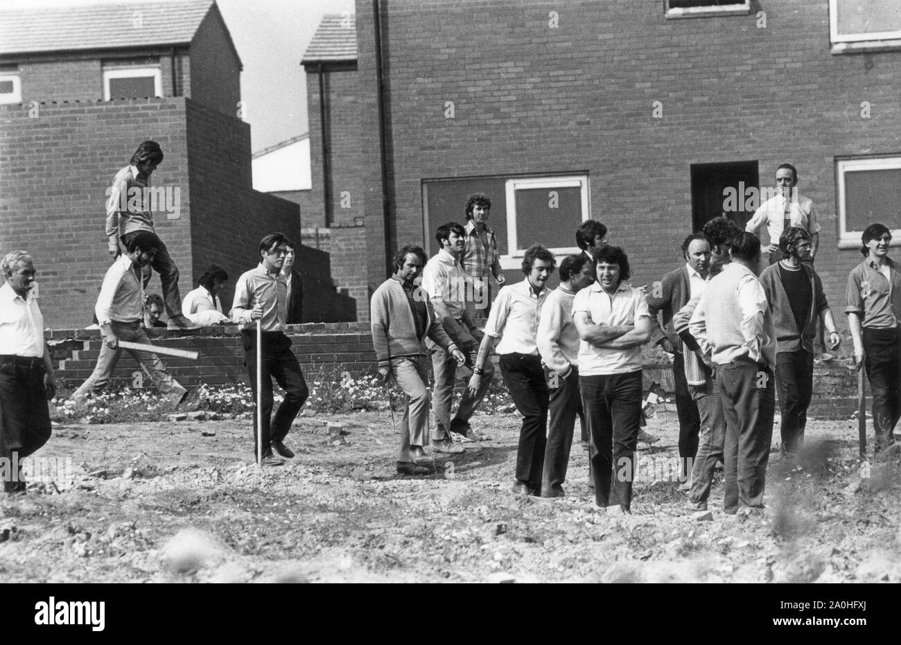 Bauarbeiter fliegen im September 6th 1972 auf der Wohnbaustelle Brookside Streikposten. Union of Construction, Allied Trades und Techniker UCATT-Mitglieder picked Baustellen in Shrewsbury und Telford, die zu einem Gerichtsverfahren geführt wurden, wo Ricky Tomlinson und des Warren wegen Verschwörung inhaftiert waren. Ihre Verurteilungen wurden 2021 vom Berufungsgericht abgelehnt. Stockfoto