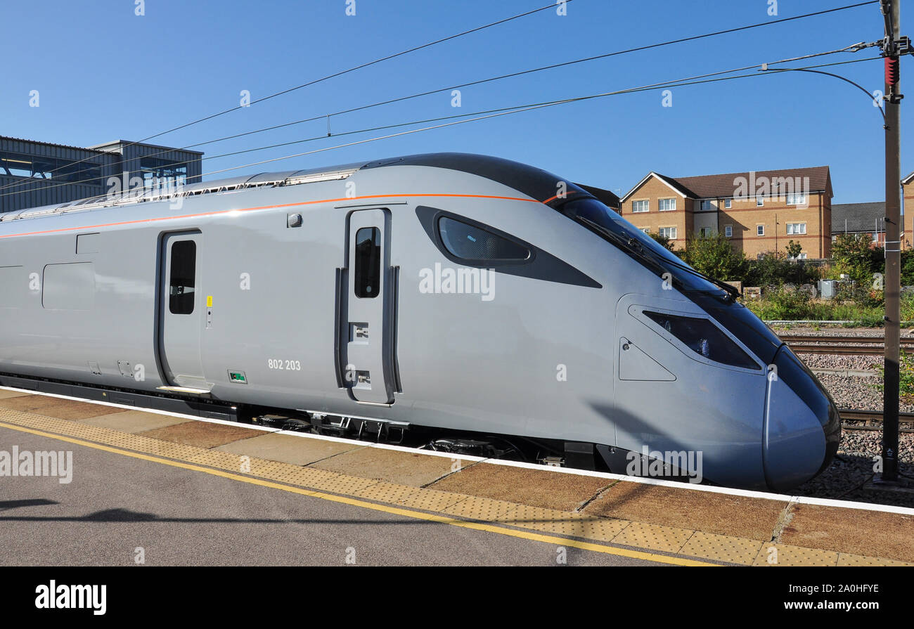 Neue grau livrierte Hitachi Klasse 802/2 bi-Modus Multiple Unit in Peterborough, Cambridgeshire, England, Großbritannien Stockfoto