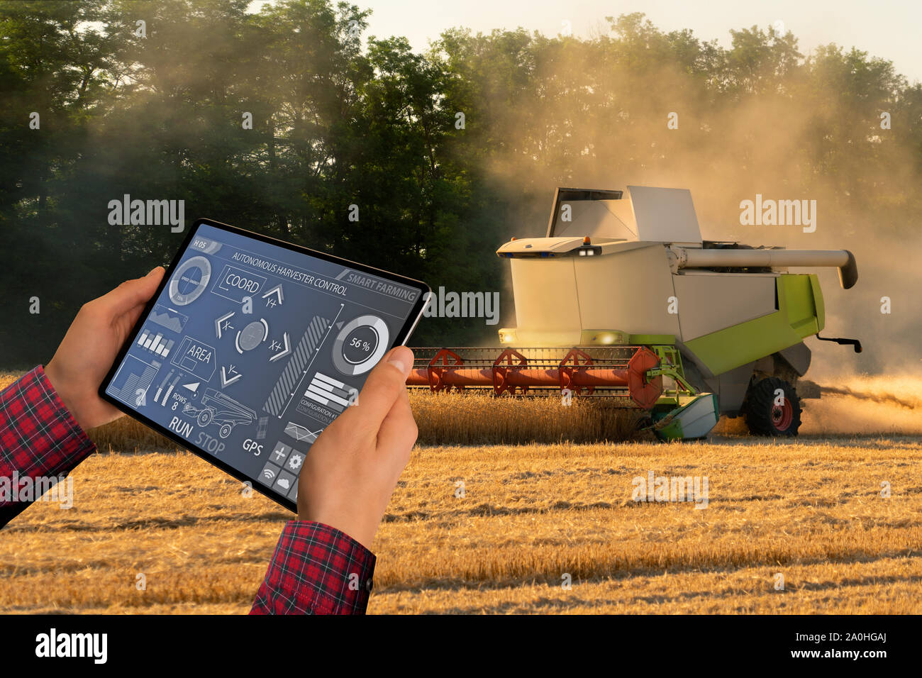 Landwirt nutzt ein digitales Tablet autonomen Harvester zu steuern. Smart Farming Konzept. Stockfoto