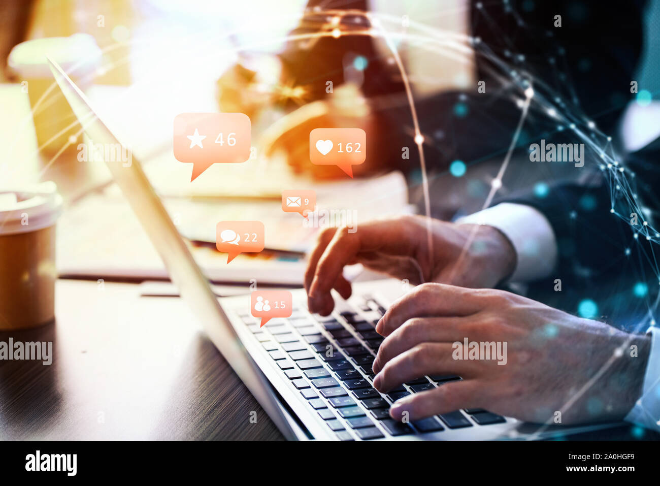 Sehr social business Mann erhält Genehmigung für soziale Medien Stockfoto