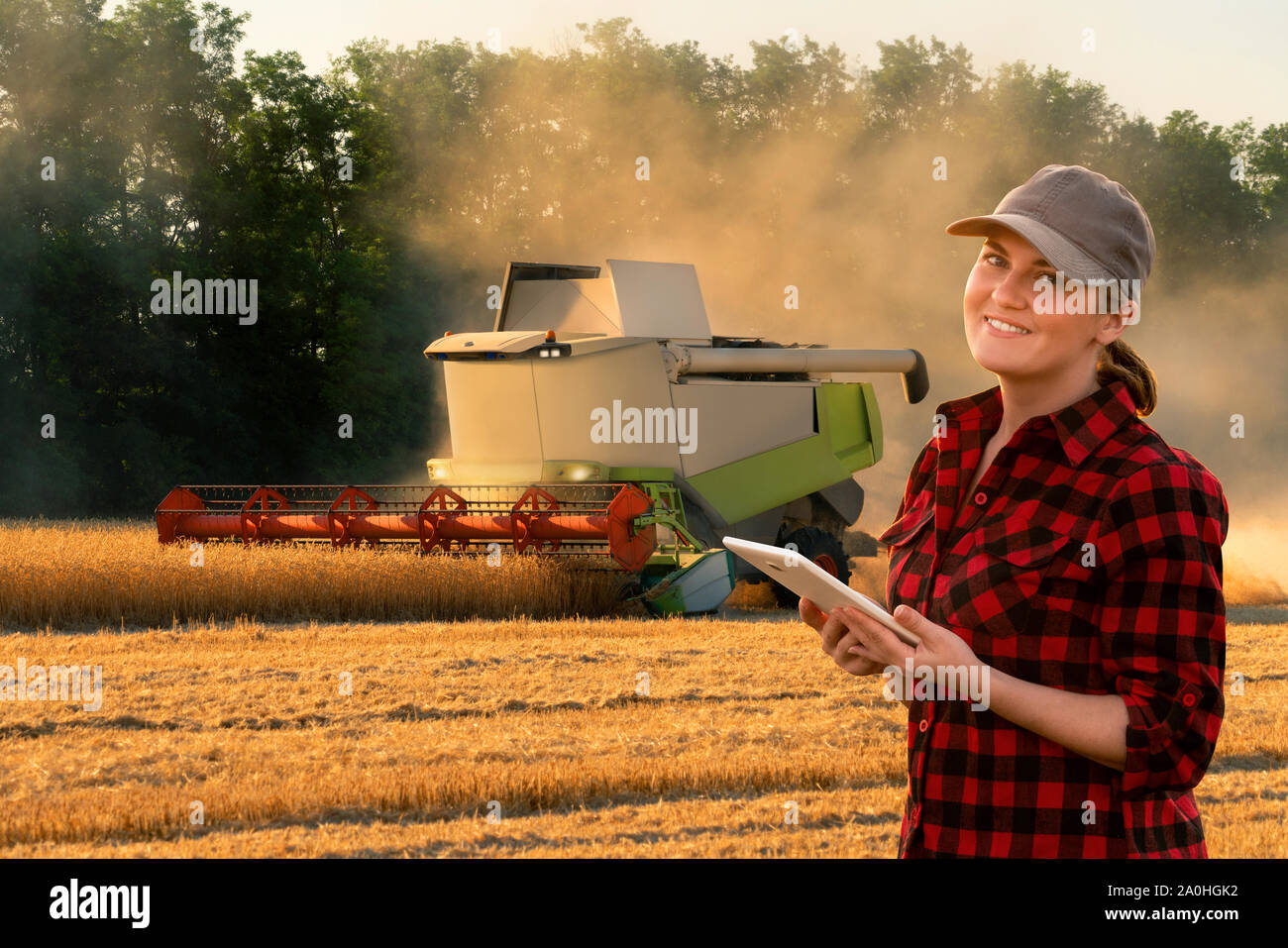 Landwirt nutzt ein digitales Tablet autonomen Harvester zu steuern. Smart Farming Konzept. Stockfoto