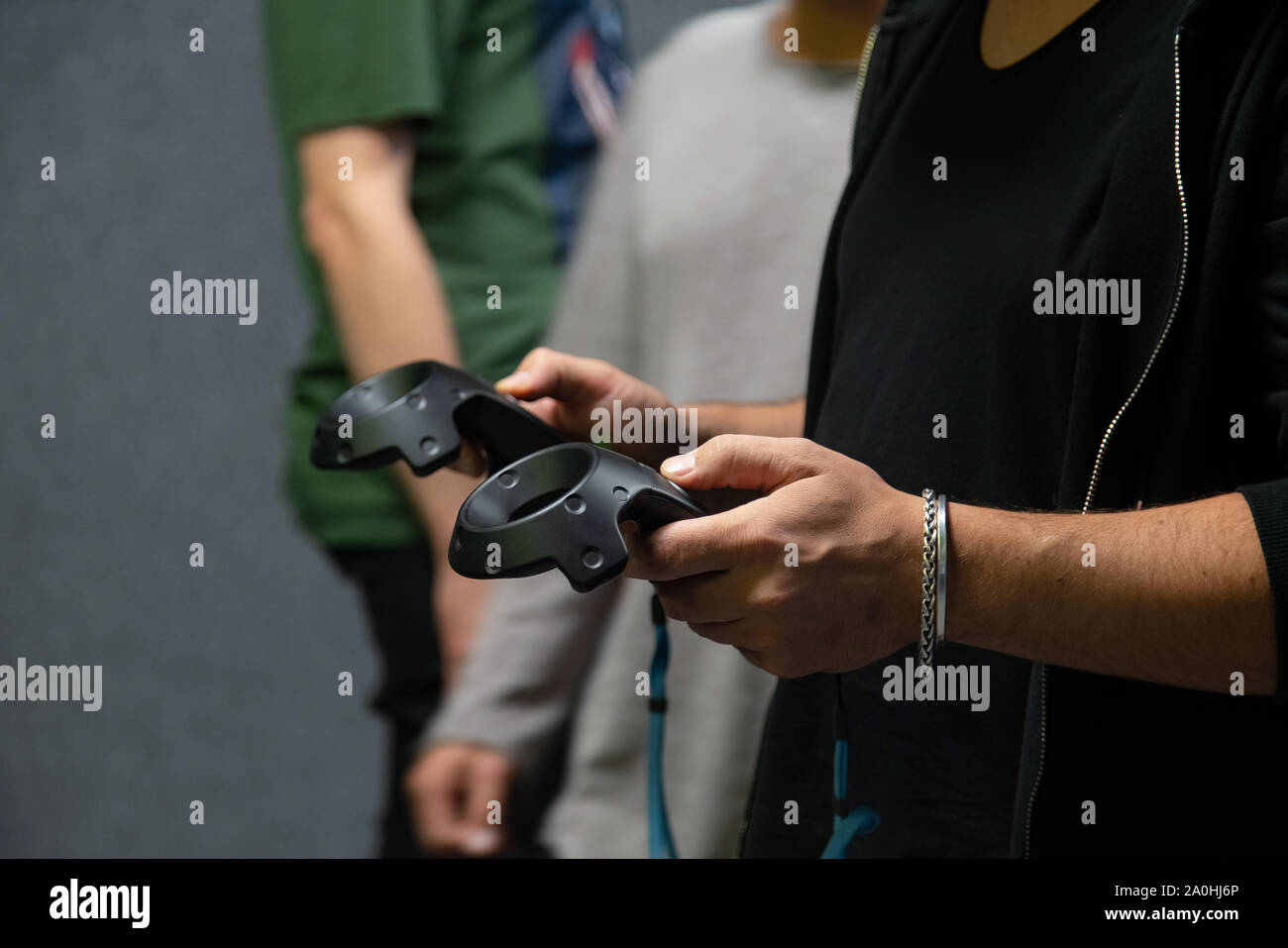 Junge Mann spielt Virtual Reality Spiel, während Sie das Headset tragen und halten controller Gamepad in der Hand Stockfoto