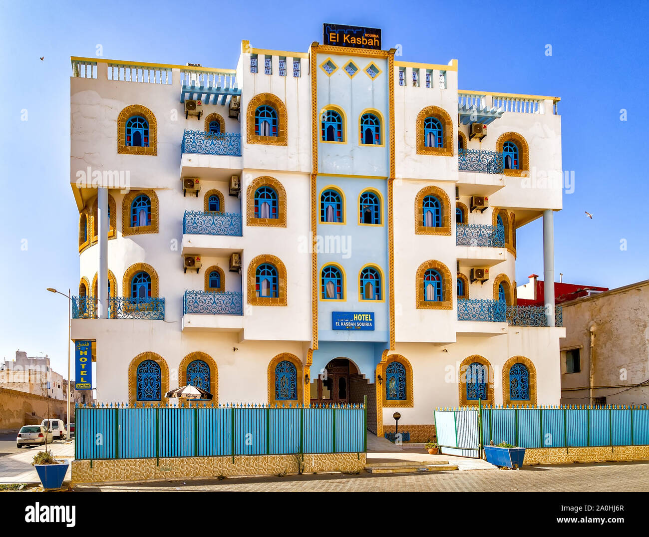 Blick auf die Straße mit einer neuen, modernen Hotel in Essaouira, die typisch marokkanischen Stil und Farben. Stockfoto