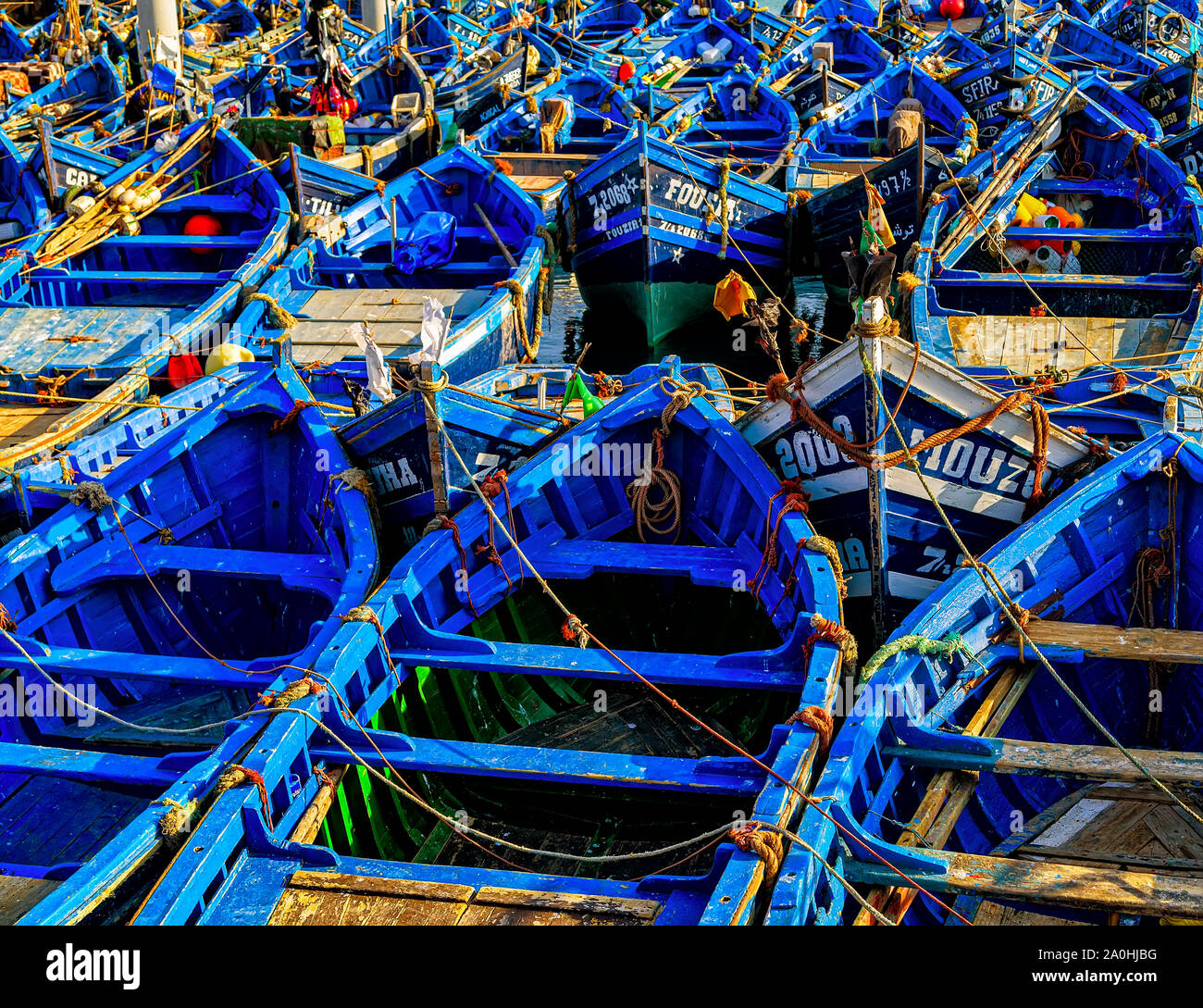 Blau Holz Fischerboote im historischen Hafen von Essaouira, Marokko Stockfoto