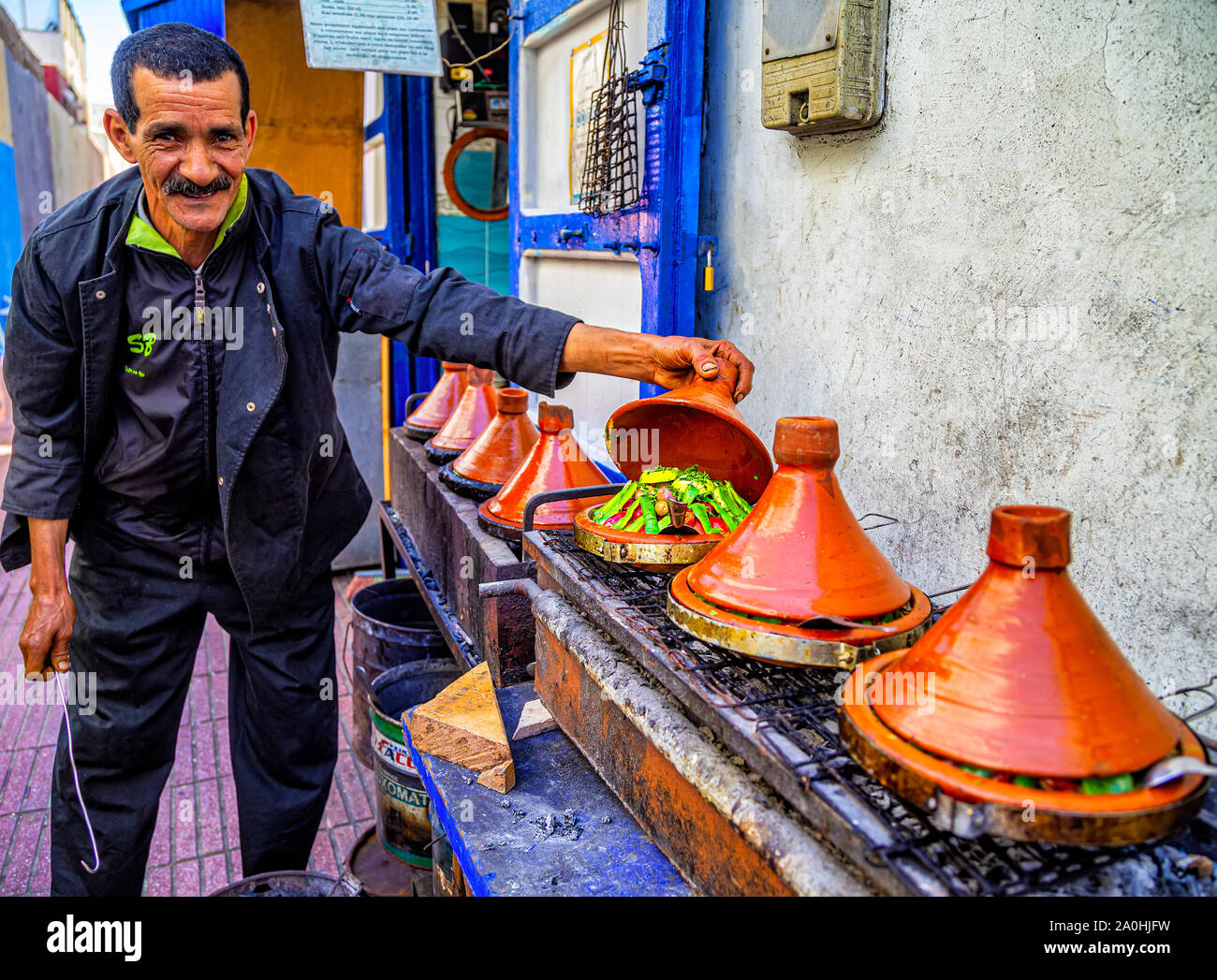 Eine lokale Koch empfiehlt Tajine, das traditionelle marokkanische Küche Essaouira Marokko. Stockfoto